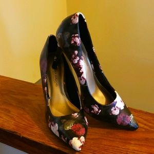 Black heels with flowers -worn once